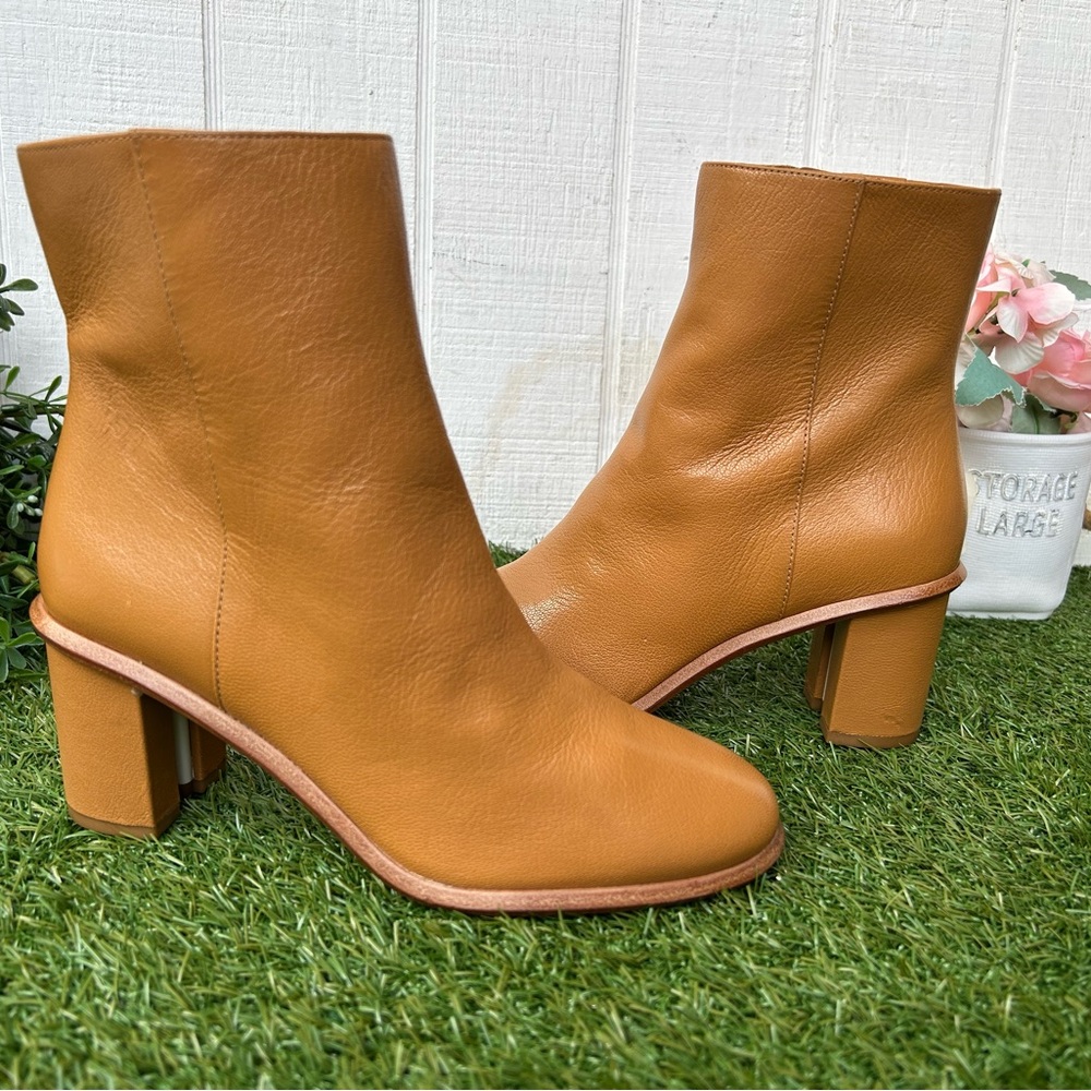TORY BURCH
Brooke Stamped Heel Leather Bootie In caramel
$438 women size 6 NEW